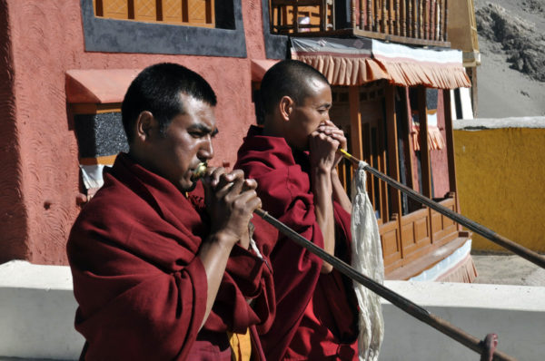Každé ráno začínajú mnísy v ladakhskom kláštore Thiksey trúbením._resize