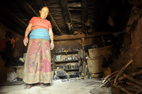 Kuchyňa domácej pred údolím Dolpo v Nepále - v izbe bez okien varí i počas tuhých mrazov._resize