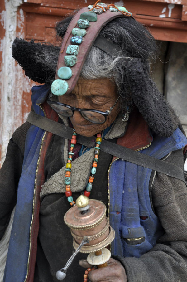 Už iba niekoľko starých žien v indickom Ladakhu chodí modlitebný okruh v plnej paráde._resize